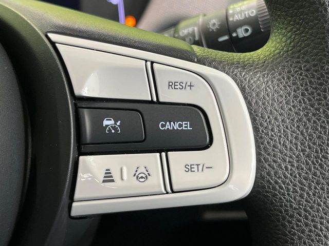 【アダプティブクルーズコントロール】高速道路での長距離走行が楽に！！自動で速度を保つクルーズコントロールが、衝突軽減システムと連携し、前方の車両を感知して車間を保つように速度調節してくれます！！