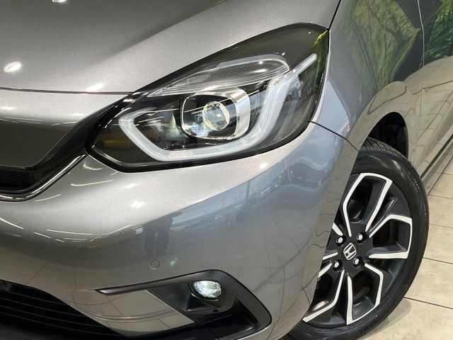 【LEDヘッドライト】悪天候や夜間走行時も良好な視界を確保し安心して運転できる高輝度LEDヘッドライトを装備！点灯速度が早く、消費電力も抑えられています。