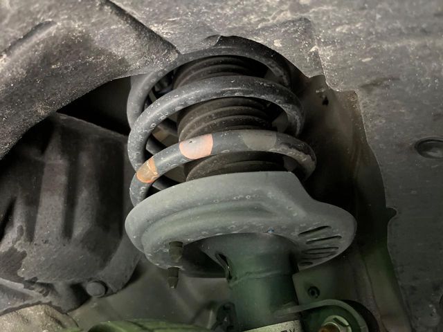 お車を安心してお乗りいただく為には、足回りの定期点検が欠かせません。サービスサポート（有償保証）では無料点検もご提供しており、安心のカーライフをお過ごしいただけるサポート体制が整っています。