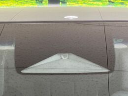 【ホンダセンシング】走行中に前方の車両等を認識し、衝突しそうな時は警報とブレーキで衝突回避と被害軽減をアシスト。より安全にドライブをお楽しみいただけます。