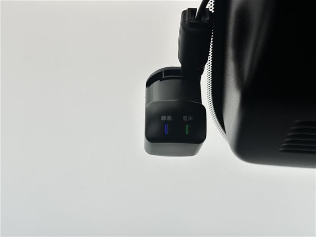 【ドライブレコーダー】映像・音声などの運転中の記録を残します。事故などを起こした起こされた時の証拠になりえますので、もしも時でも安心ですね。