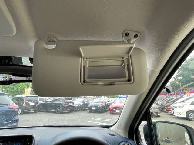 バニティーミラーでちょっとした身だしなみを