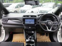 視界がよく、操作性にも優れた運転席まわり。