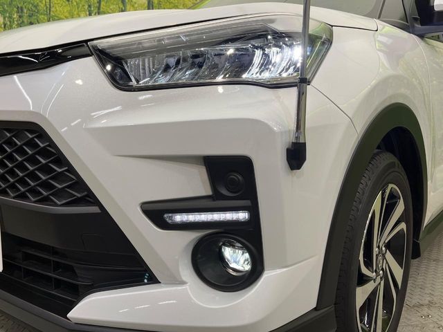 【シーケンシャルターンランプ付きLEDヘッドライト】人気の『流れるウィンカー』付きのLEDヘッドライトを装備♪高級感はもちろん、点灯時は存在感たっぷりで他車からも認識されやすく安心です。