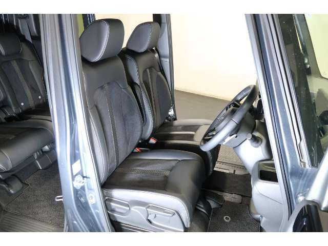 フロントシートはベンチシートタイプ♪　センターには格納式アームレストも付いています！！室内空間は広々で移動も楽々です♪狭い駐車空間など助手席ドアから出たい時にも大変便利ですよ♪