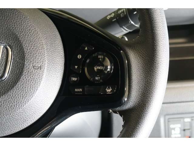 Hondaセンシングの機能のひとつ、アダプティブクルーズコントロール付！アクセルから足を離しても設定したスピードと前車との車間を保ち走行してくれます！車線維持もアシスト☆高速道路で疲労軽減ですね☆