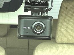 【ドライブレコーダー】安心・安全なカーライフに必須のドライブレコーダーを装備！走行中はもちろん、あおり運転や事故に遭遇した際の状況も映像で記録し、万一のリスクに備えます。