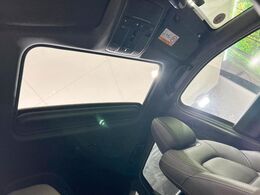 【サンルーフ】開放感たっぷりの希少装備、サンルーフが装着されています！車内に明かりを取り入れたり景色を楽しむ以外にも、車内の空気も簡単に換気できて快適です！