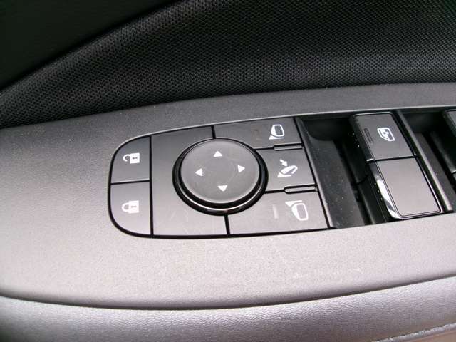ドアミラーの鏡面の調節、格納は運転席からすべて操作できます！