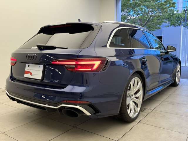 当店ではAudiの定める100項目に及ぶ納車前の法定点検整備を無料で実施後、ご納車しております。また、認定中古車の保証期間は販売会社によって異なりますが、当店では1年間の長期保証を無償付帯しております。