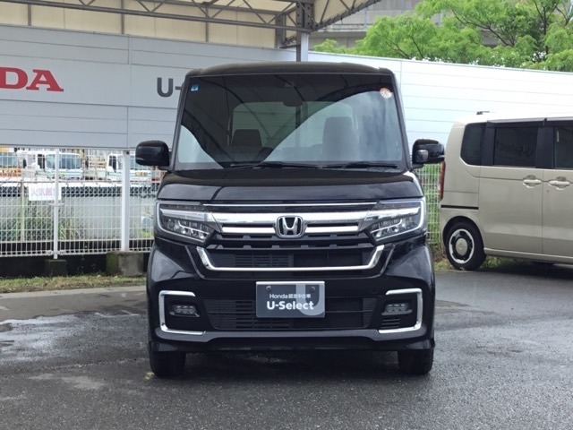 お客様に安全で快適なカーライフをお送りいただくために、中古車にも高いレベルの品質基準を設け、その基準に従って、全ての中古車について納車前整備を実施しています。