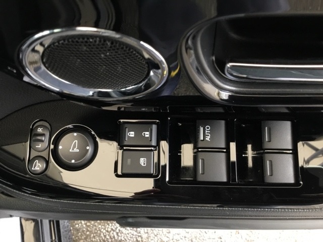 電動格納式リモコンドアミラーと、パワーウィンドウマスタースイッチ等は運転席ドアにあります。