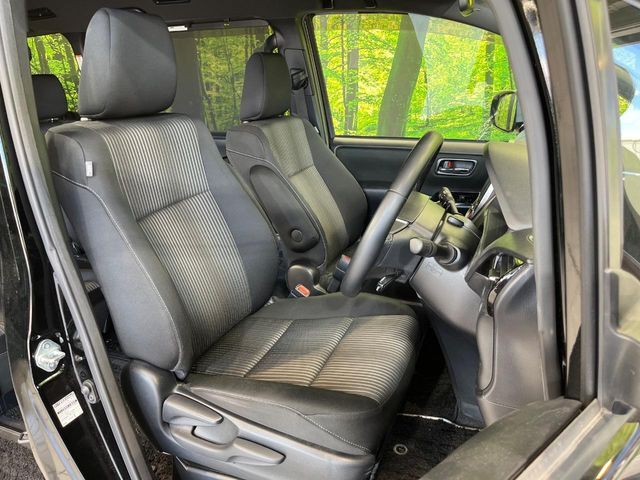 運転席シート廻りは使用感も少なく、良好な状態となっています。丁寧に使われていたことがよくわかりますね。