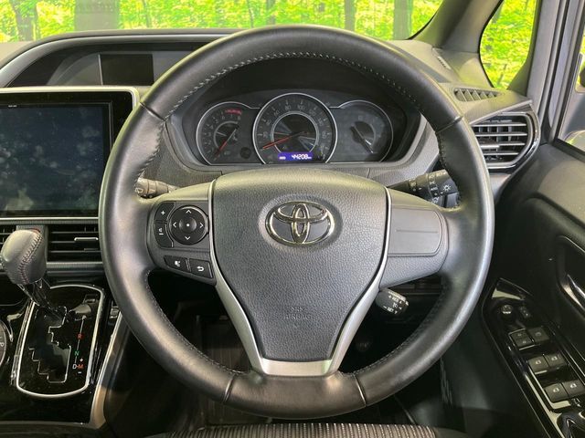 【純正革巻きステアリング】上質な革を使用することで、手にしっかり馴染みとても運転しやすいハンドルです♪