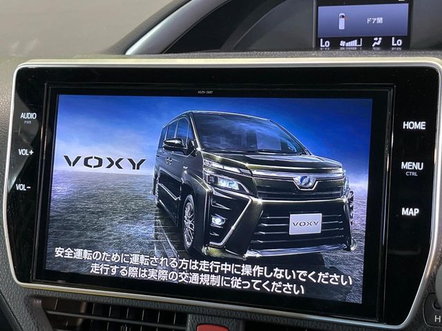 【10インチ　純正ナビ】人気の純正ナビを装備しております。ナビの使いやすさはもちろん、オーディオ機能も充実！キャンプや旅行はもちろん、通勤や買い物など普段のドライブも楽しくなるはず♪