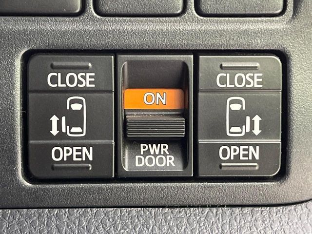 【両側パワースライドドア】スマートキーや運転席のスイッチで後席両側スライドドアの開閉が可能♪電動だから力を入れてドアを開ける必要が無く、小さなお子様でも簡単に開け閉めでき快適です♪