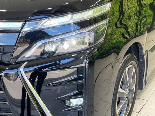 【LEDヘッドライト】悪天候や夜間走行時も良好な視界を確保し安心して運転できる高輝度LEDヘッドライトを装備！点灯速度が早く、消費電力も抑えられています。