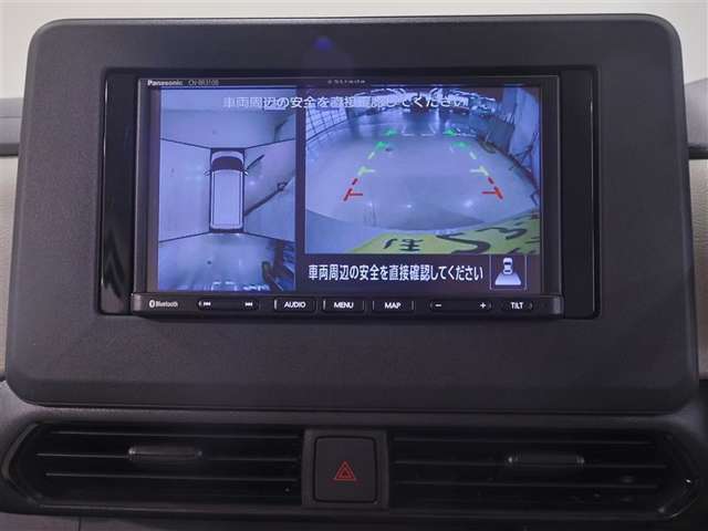 パノラミックビューモニター付きです。車両を上から見たような映像をディスプレイ画面上に表示。運転席からの目視だけでは見にくい、車両周辺の状況をリアルタイムでしっかり確認できます。