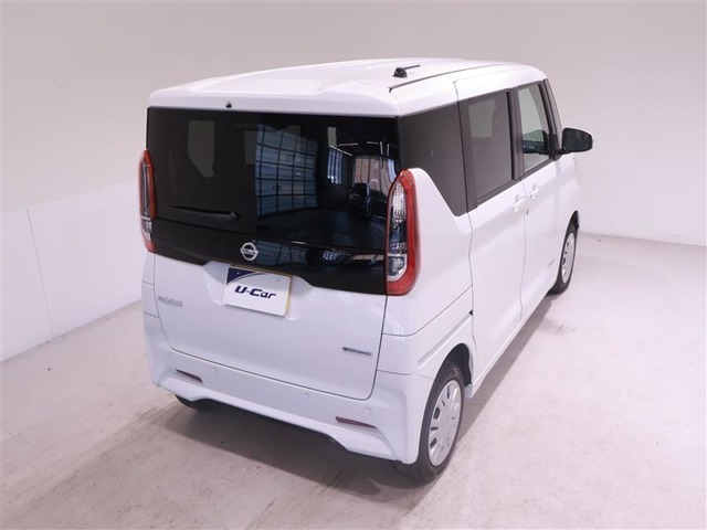 後部座席とリヤはプライバシーガラスになっています。座っている人や置いてある荷物が見えにくくなっているのでプライバシーの確保が出来ます。
