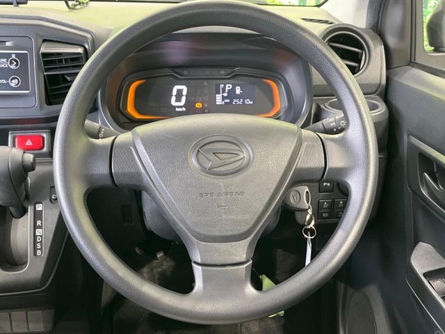 インテリアに合わせたデザインのステアリングは、運転される方のことも考え、運転しやすい形状、大きさです。是非一度、実際に触ってお確かめください。