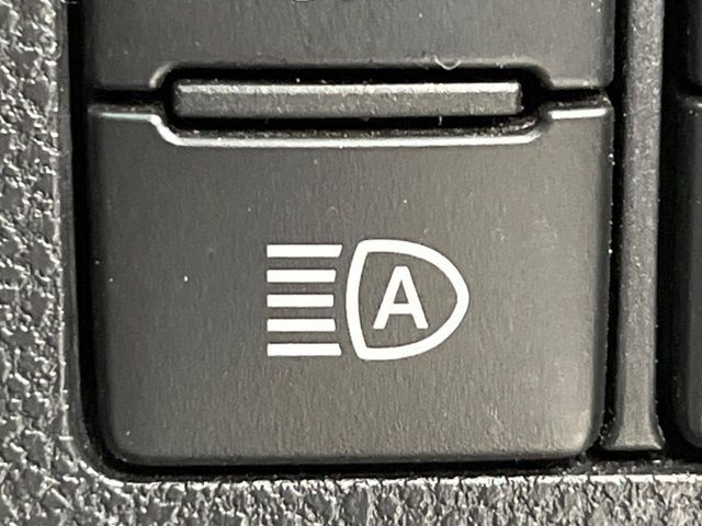 【オートライト】周りの明るさに応じて自動でヘッドライトの点灯・消灯ができる機能です！ライトの付け忘れ・消し忘れなどが無くなり、雨の日や夕方の走行も安心！トンネル通過時も便利ですね♪
