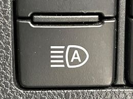 【オートライト】周りの明るさに応じて自動でヘッドライトの点灯・消灯ができる機能です！ライトの付け忘れ・消し忘れなどが無くなり、雨の日や夕方の走行も安心！トンネル通過時も便利ですね♪