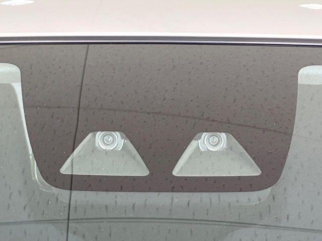 【スマートアシスト】走行中に前方の車両等を認識し、衝突しそうな時は警報とブレーキで衝突回避と被害軽減をアシスト。より安全にドライブをお楽しみいただけます。