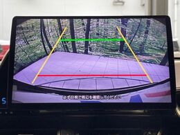【バックカメラ】駐車時に後方がリアルタイム映像で確認できます。大型商業施設や立体駐車場での駐車時や、夜間のバック時に大活躍！運転スキルに関わらず、今や必須となった装備のひとつです！
