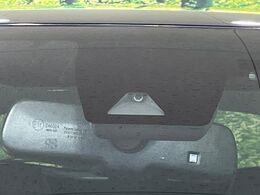 【トヨタセーフティセンス】走行中に前方の車両等を認識し、衝突しそうな時は警報とブレーキで衝突回避と被害軽減をアシスト。より安全にドライブをお楽しみいただけます。