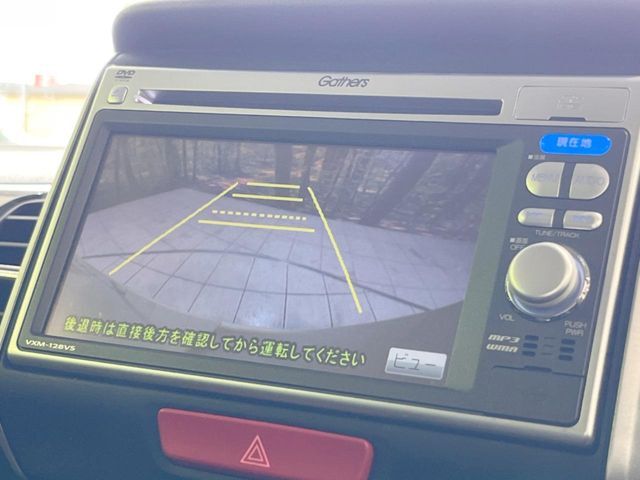 【バックカメラ】駐車時に後方がリアルタイム映像で確認できます。大型商業施設や立体駐車場での駐車時や、夜間のバック時に大活躍！運転スキルに関わらず、今や必須となった装備のひとつです！