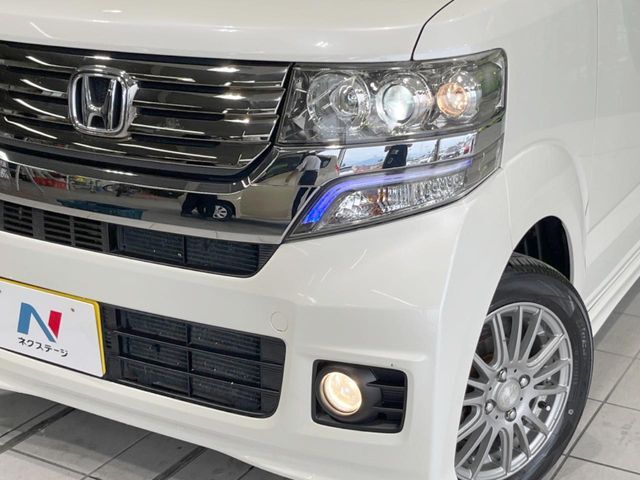 【LEDヘッドライト】悪天候や夜間走行時も良好な視界を確保し安心して運転できる高輝度LEDヘッドライトを装備！点灯速度が早く、消費電力も抑えられています。