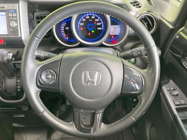 【純正革巻きステアリング】上質な革を使用することで、手にしっかり馴染みとても運転しやすいハンドルです♪