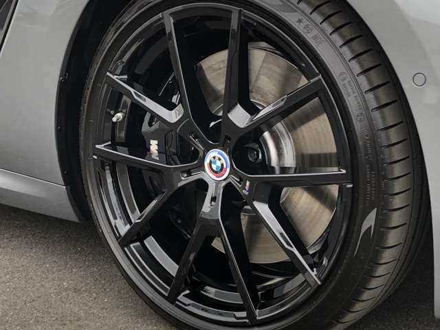 BMW純正20インチMライト・アロイ・ホイール スポーク・スタイリング728M ジェット・ブラック。洗練されたデザインで、足元の個性を引き立てます。