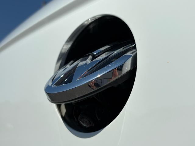 エンブレム格納型バックカメラ。使用しない時は格納されており、雨天時の水滴による視界不良を防ぎます。