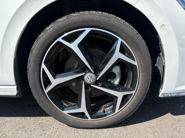 R-Line専用17インチアルミホイール（215/45R17）