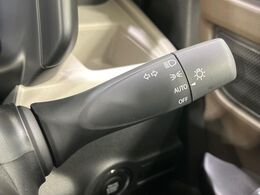 【オートライト】周りの明るさに応じて自動でヘッドライトの点灯・消灯ができる機能です！ライトの付け忘れ・消し忘れなどが無くなり、雨の日や夕方の走行も安心！トンネル通過時も便利ですね♪