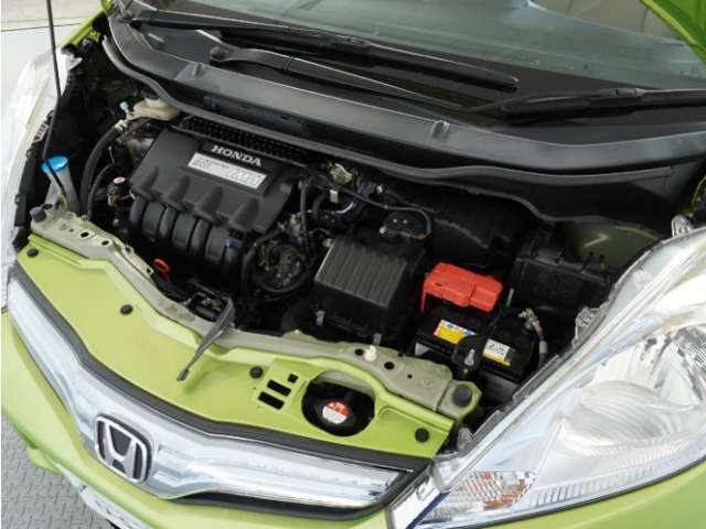 エンジンは車の心臓部分です。このエンジンルームが汚いとトラブルの基になります。当店は専用の液剤を使って徹底的に綺麗にします。
