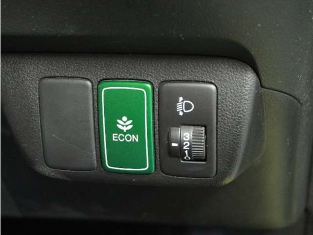 ◆ECONスイッチ（ECONモード）◆エンジンやエアコンといった、クルマ全体の動きを燃費優先で自動制御するECONモード。空調など快適性を優先したいときは、スイッチを押してOFFにできます。
