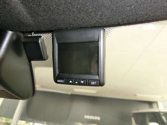 ドライブレコーダー☆いくら安全運転をしていても、事故に巻き込まれることもあります。万が一のときに証拠として使えるドライブレコーダー純正オプションで4万円ほどかかるものが付いています！！