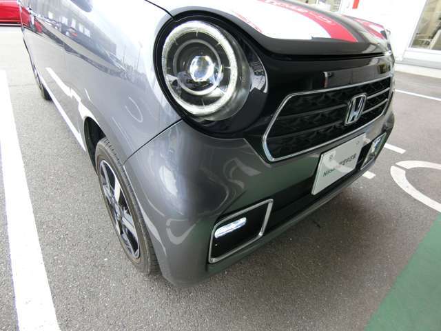 LEDヘッドランプは、白く明るいのが特徴です。フォグランプ付きです。