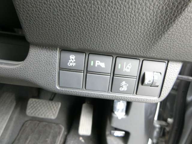 各種安全装置のスイッチが、運転席右側に配置されております。