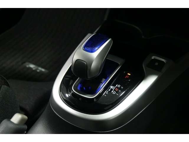 ハイブリッド車特有の小型セレクトノブは軽いタッチでスマートに操作できますよ。