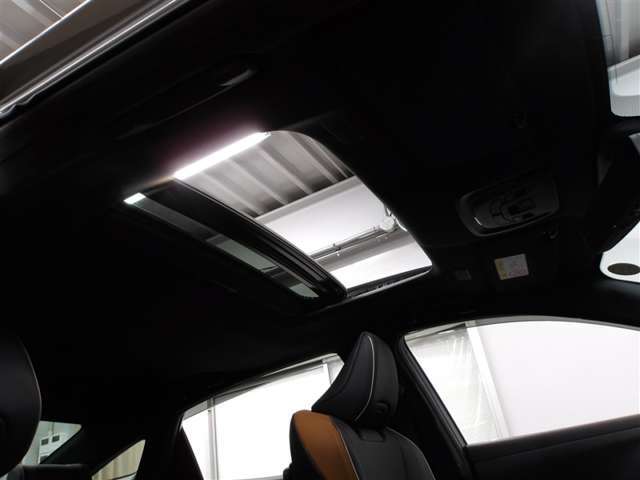 電動開閉式ムーンルーフ装備です☆