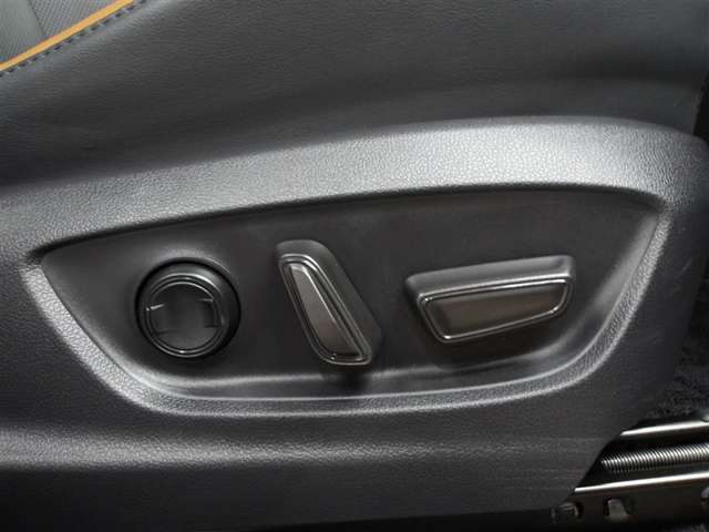 運転席はパワーシートなのでお好みのドライビングポジションに調整可能です♪