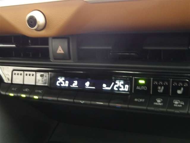 車内の温度管理に便利なオートエアコン☆