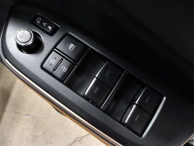 全席オートパワーウィンドウ☆窓の全閉全開が自動で出来るので便利ですよ♪