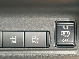 【ハンズフリー機能付き両側パワースライドドア】スライドドアの下に足先を入れてすぐ引くと、自動的にスライドドアが開閉します！荷物で両手がふさがった状態でも、ドアの開閉ができてとっても便利！