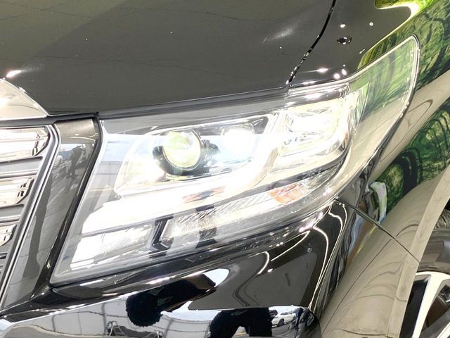 【LEDヘッドライト】悪天候や夜間走行時も良好な視界を確保し安心して運転できる高輝度LEDヘッドライトを装備！点灯速度が早く、消費電力も抑えられています。