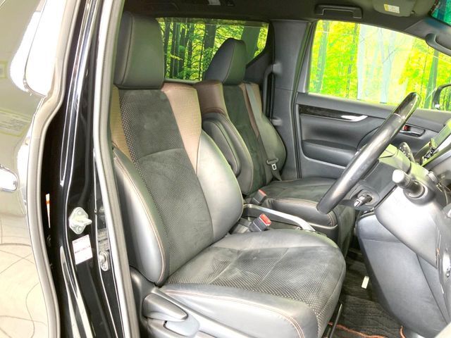 運転席まわりには十分なスペースがあり、大柄な方でもゆったり運転していただける環境です。
