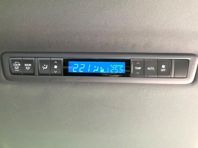 【リアオートエアコン】広い後部座席には必須の機能！風量や温度を自動で調整し前席と同様な車内環境にしてくれるリアオートエアコンを装備。夏の暑さも冬の寒さもストレスなく快適にお過ごしいただけます♪
